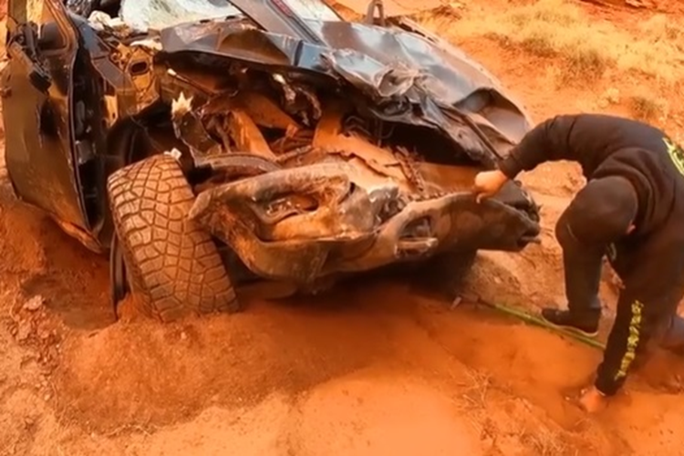 Vì ở đáy vực, địa hình khá gồ ghề, nhiều sỏi đá nên việc cứu hộ khá mất thời gian. Đội cứu hộ đã dùng xe chuyên dụng để kéo chiếc bán tải hơn 2,3 tấn này nhưng chỉ nhích được từng chút một, rất khó khăn. Vì bị hư hỏng nặng, lốp xe cũng bị nổ nên đội cứu hộ còn phải thay lốp dự phòng cho chiếc TRX mới có thể đưa xe ra.