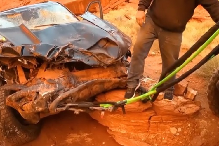 RAM TRX là mẫu bán tải hạng nặng được trang bị động cơ 6,2 lít V8 HEMI siêu nạp cho công suất 702 mã lực tại vòng tua máy 6.100 vòng/phút, mô-men xoắn cực đại 882 Nm tại 4.800 vòng/phút.