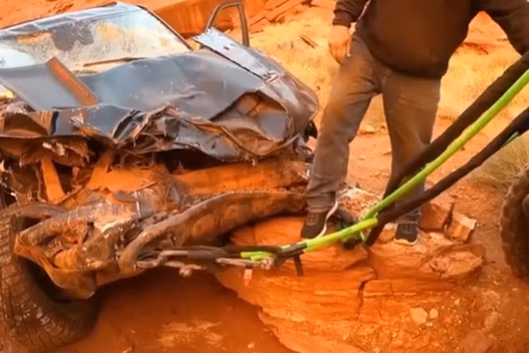 RAM TRX là mẫu bán tải hạng nặng được trang bị động cơ 6,2 lít V8 HEMI siêu nạp cho công suất 702 mã lực tại vòng tua máy 6.100 vòng/phút, mô-men xoắn cực đại 882 Nm tại 4.800 vòng/phút.