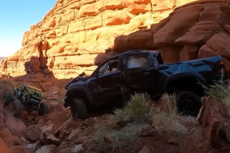 Vụ tai nạn khiến chiếc RAM TRX bị hư hỏng nặng, nhiều bộ phận móp méo, biến dạng. Rất may, trong xe khi đó có tài xế và một chú chó chỉ bị thương nhẹ. Người này đã nhanh chóng gọi xe cứu hộ để đưa xe thoát khỏi khu vực tai nạn.