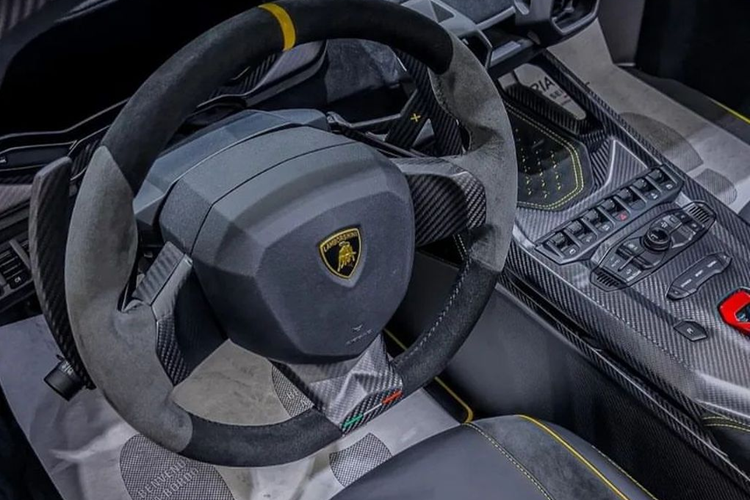 Thiết kế của Lamborghini Auténtica mang phong cách đặc trưng của những siêu phẩm cùng nhà từng ra mắt trước đó như: Lamborghini Sesto Elemento, Reventon, Lamborghini Essenza SCV12 hay Veneno Roadster.