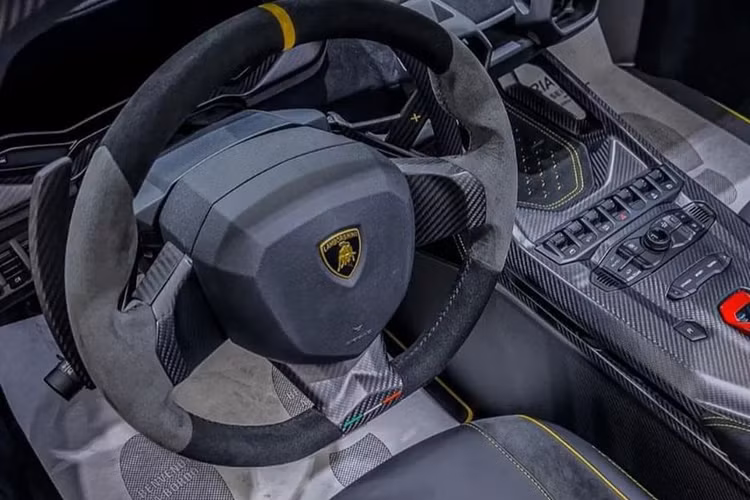 Thiết kế của Lamborghini Auténtica mang phong cách đặc trưng của những siêu phẩm cùng nhà từng ra mắt trước đó như: Lamborghini Sesto Elemento, Reventon, Lamborghini Essenza SCV12 hay Veneno Roadster.