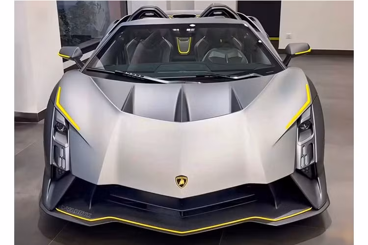 Vào hồi giữa tháng 11/2023, siêu xe Lamborghini Auténtica đã được bàn giao cho chủ nhân tại Monaco. Được biết, vị khách hàng này sống tại Ba Lan và hiện đang sở hữu một bộ sưu tập đồ sộ các mẫu siêu xe, trong đó có nhiều chiếc từng thuộc sở hữu của ông Ferruccio Lamborghini.