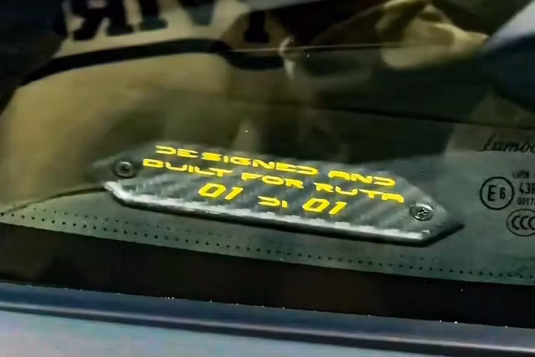 Hoạ tiết lục giác nổi tiếng trong những thiết kế hiện đại của Lamborghini được lồng ghép dễ nhận diện trên các bộ phận như: cụm đèn trước và sau, các khe thoát gió ở nắp khoang máy, cửa ống xả bằng Inconel...