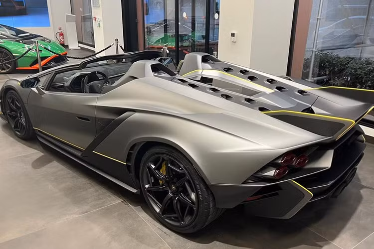 Lamborghini Auténtica được trang bị động cơ V12 hút khí tự nhiên dung tích 6.5L, sản sinh công suất tối đa 780 mã lực và mô-men xoắn cực đại 720 Nm. Kết hợp với động cơ này là hộp số ISR 7 cấp, hệ dẫn động 4 bánh và chức năng đánh lái cầu sau. Các thông số vận hành khác cùng giá tiền của mẫu xe này không được hãng công bố.