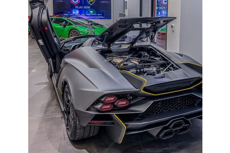 Bên trong cabin, nội thất của Lamborghini Auténtica được bọc chất liệu Alcantara với 2 màu đen Nero Cosmus và xám Grigio Octans. Bảng táp-lô của xe bọc da Nero Ade đi kèm những đường chỉ vàng Giallo Taurus. Khu vực điều khiển trung tâm được thiết kế tối giản và đặc biệt là xe không có màn hình trung tâm mà thay vào đó là bệ tựa tay phẳng.