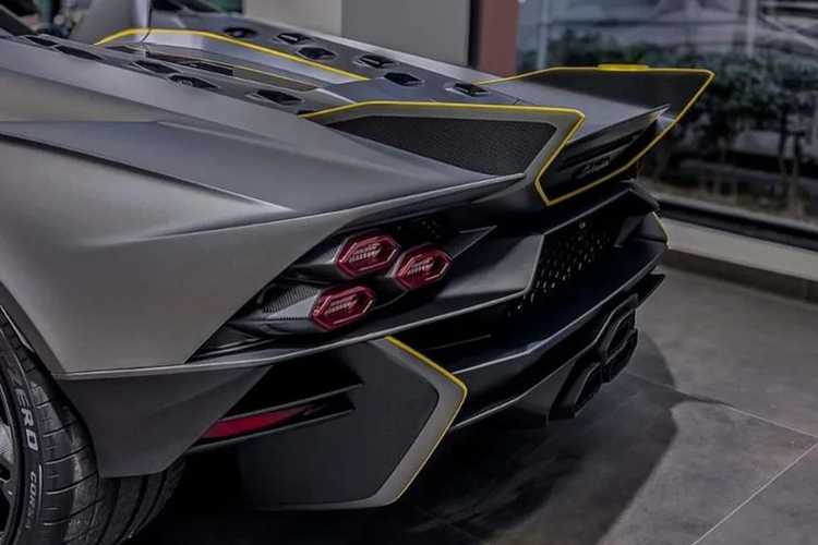 Chiếc roadster độc bản sở hữu màu sơn ngoại thất xám Grigio Titans với các họa tiết màu đen Matt Black và vàng Giallo Auge xuất hiện trên kẹp phanh và tại các chi tiết khí động học chính như bộ chia gió trước và cánh gió sau.