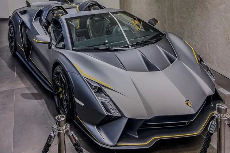 Lamborghini Auténtica sử dụng khung nguyên khối bằng sợi carbon từ Aventador được sản xuất tại nhà máy Sant’Agata Bolognese, cùng với thân xe hoàn toàn bằng carbon kết hợp thiết kế và công nghệ đã được Lamborghini thử nghiệm thành công trong các giải đua.