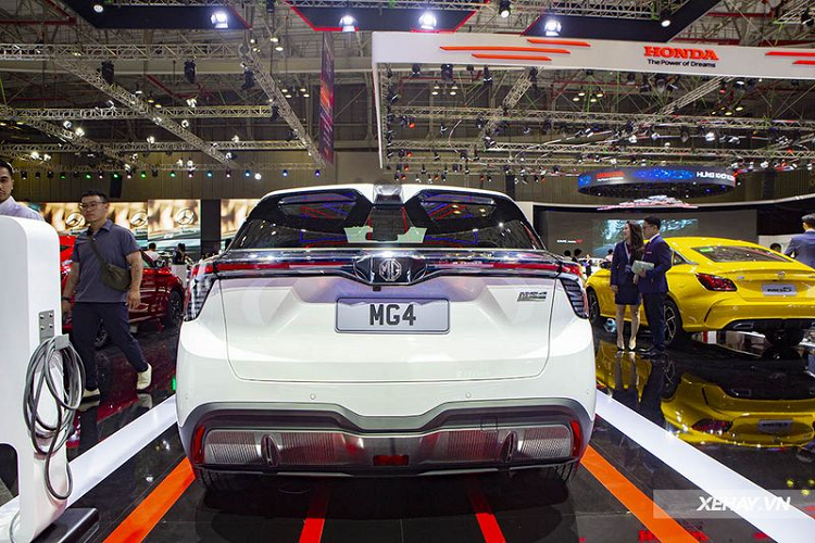 SUV điện MG4 EV 2023 sở hữu số đo 3 vòng dài x rộng x cao lần lượt là 4.287 mm, 1.836 mm và 1.504 mm với chiều dài cơ sở là 2.705mm. MG4 EV mang kiểu dáng crossover với thiết kế nhỏ gọn của một chiếc xe 5 chỗ ngồi. Phần đầu được thiết kế đơn giản với điểm nhấn là các khe hướng gió trung tâm đặt phía dưới cùng logo MG thiết kế khá lớn.