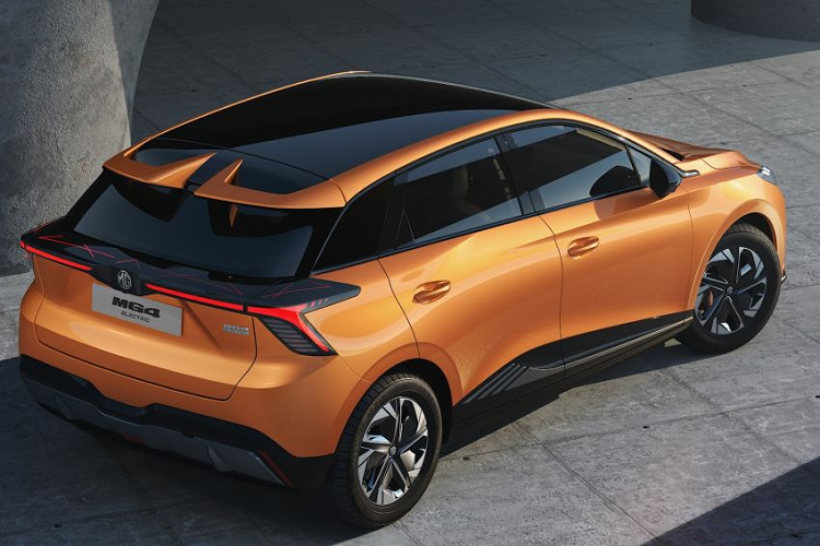 Mở bán tại Việt Nam, MG4 EV dự kiến vẫn có 2 cấu hình truyền động. Bản tiêu chuẩn dùng dẫn động cầu sau, pin 51 kWh và mô-tơ điện 168 mã lực, cho tầm vận hành tối đa 350 km mỗi lần sạc. Bản cao cấp hơn dùng pin 64 kWh và mô-tơ điện 201 mã lực, cho tầm vận hành tối đa 450 km mỗi lần sạc.