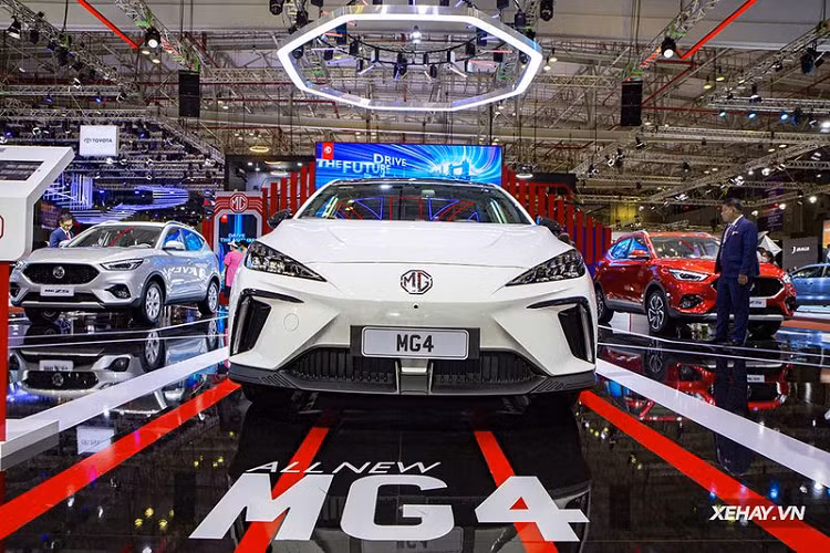 Việc bán mẫu xe thuần điện MG4 EV 2023 tại Việt Nam là điều hoàn toàn dễ hiểu. Bởi hiện tại, xu hướng điện hoá ô tô ở Việt Nam cũng đang diễn ra mạnh mẽ. Theo tư vấn bán hàng MG chia sẻ, nếu MG4 EV được mở bán, thì hãng cũng sẽ bán sạc kèm theo để cắm ở nhà.