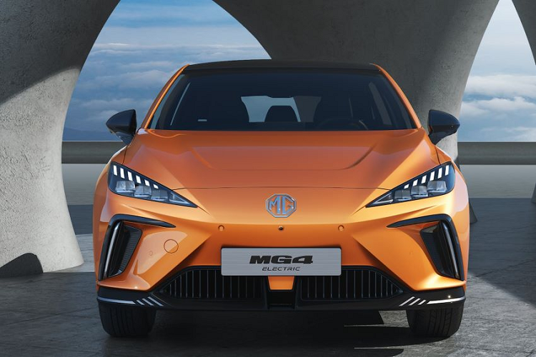 Hãng rất tự hào về độ mỏng của pin. Pin có dung lượng nhỏ nhất mỏng chỉ 110 mm, còn các viên lớn hơn là 137 mm và 140 mm. Đáng nói là pin của MG4 EV rất nhỏ gọn, có chiều rộng 1300 mm và chiều dài 1690 mm. Thêm nữa, Pin của MG4 EV cũng bao gồm công nghệ CTP (Cell-To-Pack) và cung cấp khả năng bảo vệ bổ sung để ngăn chặn sự thoát nhiệt.