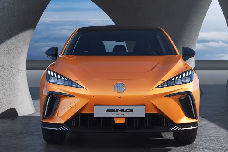 Hãng rất tự hào về độ mỏng của pin. Pin có dung lượng nhỏ nhất mỏng chỉ 110 mm, còn các viên lớn hơn là 137 mm và 140 mm. Đáng nói là pin của MG4 EV rất nhỏ gọn, có chiều rộng 1300 mm và chiều dài 1690 mm. Thêm nữa, Pin của MG4 EV cũng bao gồm công nghệ CTP (Cell-To-Pack) và cung cấp khả năng bảo vệ bổ sung để ngăn chặn sự thoát nhiệt.