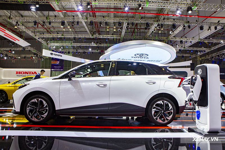 Về nội thất, không gian cabin được thiết kế với cảm hứng tinh gọn, tập trung tối đa trải nghiệm cho người lái với vô lăng 2 chấu, cụm đồng hồ kỹ thuật số 7 inch được đặt nổi một cách tinh tế, cùng màn hình giải trí cảm ứng cỡ lớn 10.25 inch.