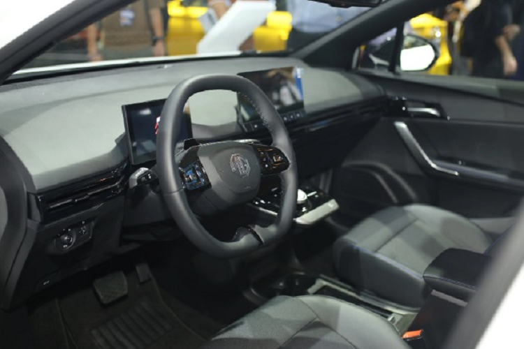 Không khó để nhận ra xe được trang bị sẵn 4 camera xung quanh xe cũng như các cảm biến hỗ trợ. Dựa theo thông số lốp có thể biết được MG trang bị cho MG4 EV bộ la-zăng 17 inch với thiết kế 5 chấu, 2 tone màu. Các chi tiết như ốp hông, cột A, B, C và ốp gương được sơn đen tạo sự tương phản với màu sơn ngoại thất.