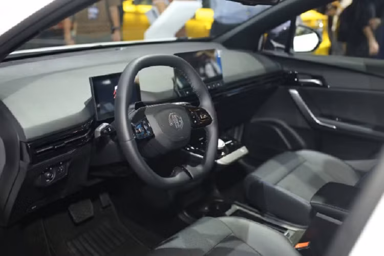 Không khó để nhận ra xe được trang bị sẵn 4 camera xung quanh xe cũng như các cảm biến hỗ trợ. Dựa theo thông số lốp có thể biết được MG trang bị cho MG4 EV bộ la-zăng 17 inch với thiết kế 5 chấu, 2 tone màu. Các chi tiết như ốp hông, cột A, B, C và ốp gương được sơn đen tạo sự tương phản với màu sơn ngoại thất.