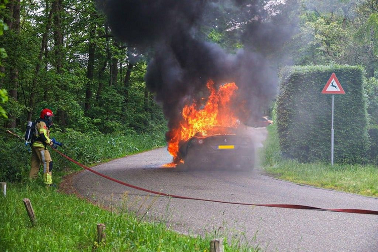 Kết quả, phần đầu, thân và cabin của siêu xe nước Ý bị cháy rụi hoàn toàn. Chỉ còn phần đuôi xe chưa bị ngọn lửa tác động. Khi sự việc xảy ra, đội cứu hoả đã rất nhanh có mặt tại hiện trường để dập tắt ngọn lửa.