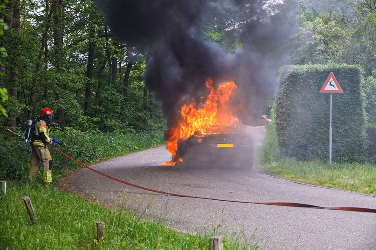 Kết quả, phần đầu, thân và cabin của siêu xe nước Ý bị cháy rụi hoàn toàn. Chỉ còn phần đuôi xe chưa bị ngọn lửa tác động. Khi sự việc xảy ra, đội cứu hoả đã rất nhanh có mặt tại hiện trường để dập tắt ngọn lửa.