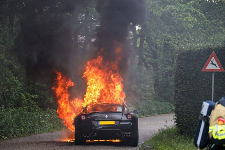 Nhìn vào hình ảnh có thể thấy, ngọn lửa bắt nguồn từ khoang động cơ và lan dần sang cabin. Chỉ sau vài giây ngắn ngửi, chiếc Ferari 599 GTB Fiorano đã chìm trong lửa. 