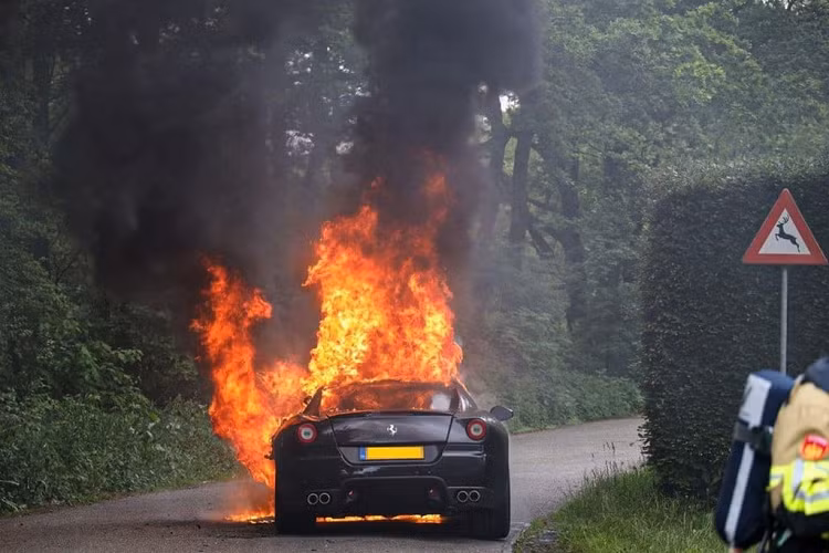 Nhìn vào hình ảnh có thể thấy, ngọn lửa bắt nguồn từ khoang động cơ và lan dần sang cabin. Chỉ sau vài giây ngắn ngửi, chiếc Ferari 599 GTB Fiorano đã chìm trong lửa. 