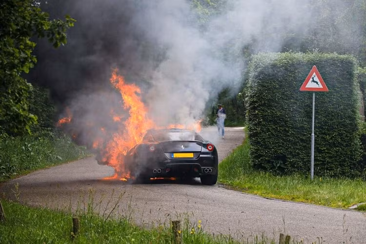 Tại xế điều khiển chiếc Ferrari 599 GTB Fiorano cho biết, khi nhận ra sự bất thường, anh đã nhanh chóng dừng xe và chạy ra ngoài. Và đó là một quyết định rất đúng đắn của tài xế vì ngay sau đó chiếc Ferrari 599 GTB Fiorano bốc cháy dữ dội.