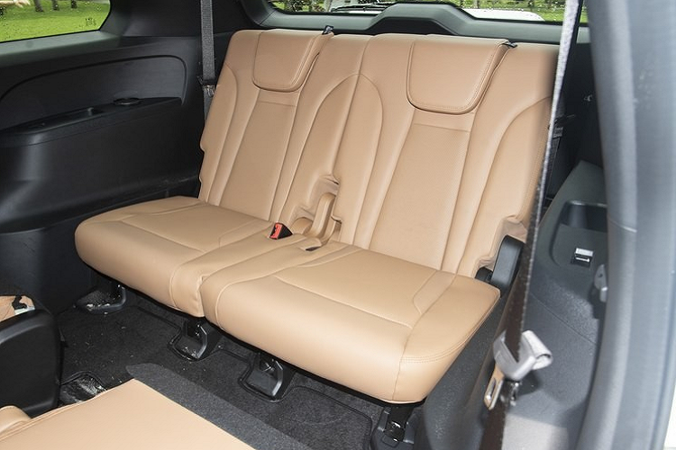 Về mặt trang bị, chiếc xe GAC Trumpchi ES9 mới cũng áp dụng những ý tưởng thiết kế đang rất thịnh hành hiện nay, khi hầu hết các chức năng đều được tích hợp vào màn hình điều khiển trung tâm có kích thước tận 14,6 inch, giúp cho trải nghiệm của người dùng tốt hơn.