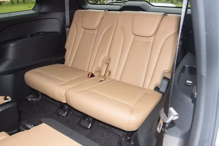 Về mặt trang bị, chiếc xe GAC Trumpchi ES9 mới cũng áp dụng những ý tưởng thiết kế đang rất thịnh hành hiện nay, khi hầu hết các chức năng đều được tích hợp vào màn hình điều khiển trung tâm có kích thước tận 14,6 inch, giúp cho trải nghiệm của người dùng tốt hơn.