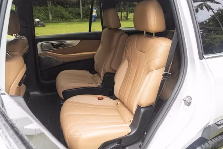 Bước vào bên trong xe,GAC Trumpchi ES9 mang đến 3 phong cách màu sắc nội thất với 2 chủ đề chính bao gồm “Dark Night Lingying” tập trung vào công nghệ và “Stardew Valley” tập trung vào sự sang trọng. Đồng thời, diện tích lớn của xe được bao phủ bởi chất liệu da mềm mại, giúp cho tổng thể khá nổi bật.