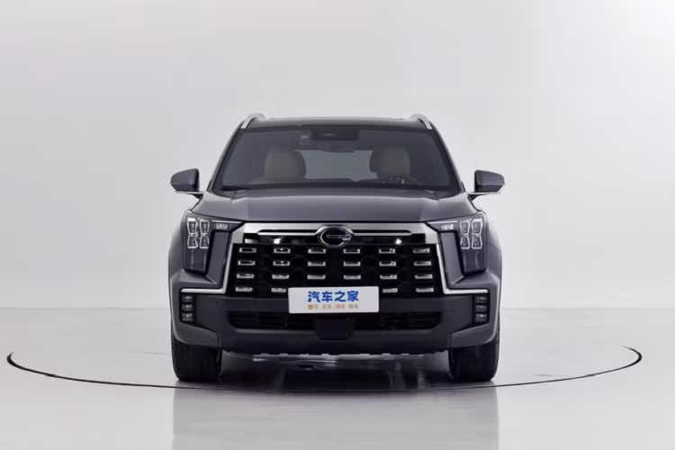 Chiếc xe SUV GAC Trumpchi ES9 2024 sẽ được trang bị hệ thống plug-in hybrid DHT 2.0T với phạm vi hành trình toàn diện theo chương trình thử nghiệm CLTC của Trung Quốc lên tới 1.215 km.