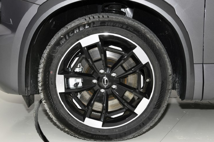 Các số đo của xe GAC Trumpchi ES9 bao gồm hiều dài, chiều rộng và chiều cao lần lượt là 5.015 mm x 1.950 mm x 1.780 mm và chiều dài cơ sở là 2.920 mm. Chiều dài, chiều rộng và chiều cao của Trumpchi ES9 bản Traveller lần lượt là 5110/1976/1780mm và chiều dài cơ sở là 2920mm.