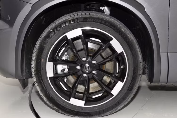 Các số đo của xe GAC Trumpchi ES9 bao gồm hiều dài, chiều rộng và chiều cao lần lượt là 5.015 mm x 1.950 mm x 1.780 mm và chiều dài cơ sở là 2.920 mm. Chiều dài, chiều rộng và chiều cao của Trumpchi ES9 bản Traveller lần lượt là 5110/1976/1780mm và chiều dài cơ sở là 2920mm.