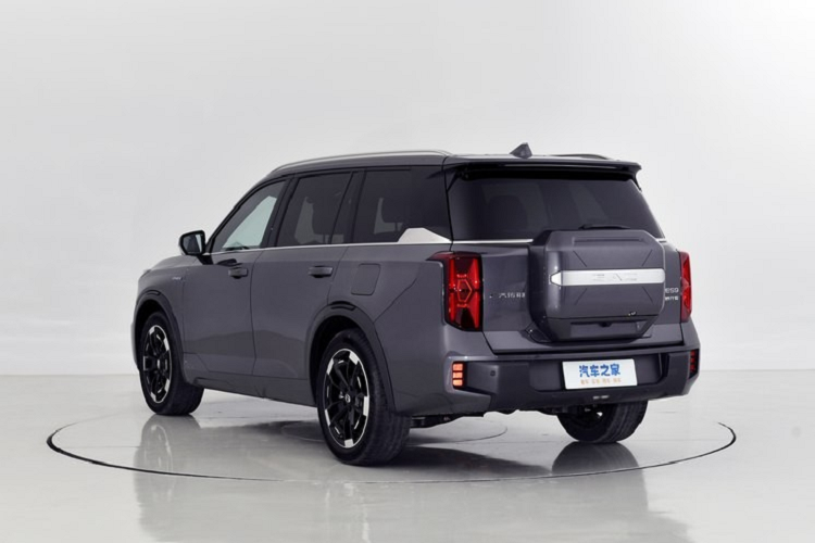 Ở sức mạnh, mẫu xe GAC Trumpchi ES9 sẽ được trang bị động cơ hybrid 2.0T đặc biệt của Trumpchi, sử dụng giải pháp động cơ kép song song nối tiếp trục song song đầu tiên của GMC, hỗ trợ các chế độ hybrid điện thông minh, điện thuần và ưu tiên pin. 