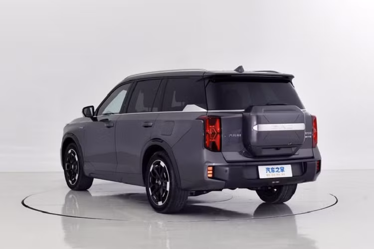 Ở sức mạnh, mẫu xe GAC Trumpchi ES9 sẽ được trang bị động cơ hybrid 2.0T đặc biệt của Trumpchi, sử dụng giải pháp động cơ kép song song nối tiếp trục song song đầu tiên của GMC, hỗ trợ các chế độ hybrid điện thông minh, điện thuần và ưu tiên pin. 