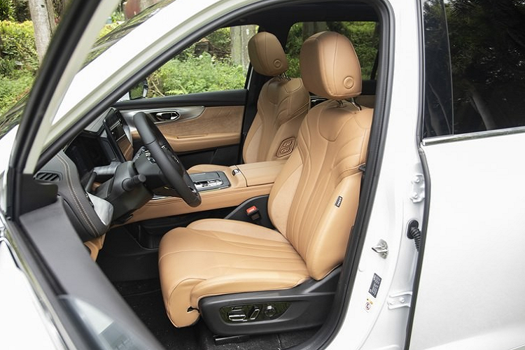 Về màu sắc thân xe, GAC Trumpchi ES9 sẽ có 5 màu ngoại thất bao gồm đen Elegant Black, trắng Blade Shadow White, xanh lá Ink Seal Green, xám Haoyue Grey và bạc Magic Speed Silver.