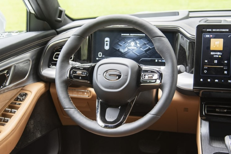 Sau cùng, chiếc xe GAC Trumpchi ES9 cũng sẽ cung cấp dịch vụ chăm sóc trẻ em khi xuống xe (Camera giám sát an toàn để đảm bảo trẻ em xuống xe có thể phát hiện kịp thời và chính xác những nguy hiểm tiềm ẩn mà trẻ em để lại và nhắc nhở bằng tin nhắn đẩy), khung gầm trong suốt 540°.