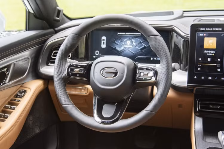 Sau cùng, chiếc xe GAC Trumpchi ES9 cũng sẽ cung cấp dịch vụ chăm sóc trẻ em khi xuống xe (Camera giám sát an toàn để đảm bảo trẻ em xuống xe có thể phát hiện kịp thời và chính xác những nguy hiểm tiềm ẩn mà trẻ em để lại và nhắc nhở bằng tin nhắn đẩy), khung gầm trong suốt 540°.