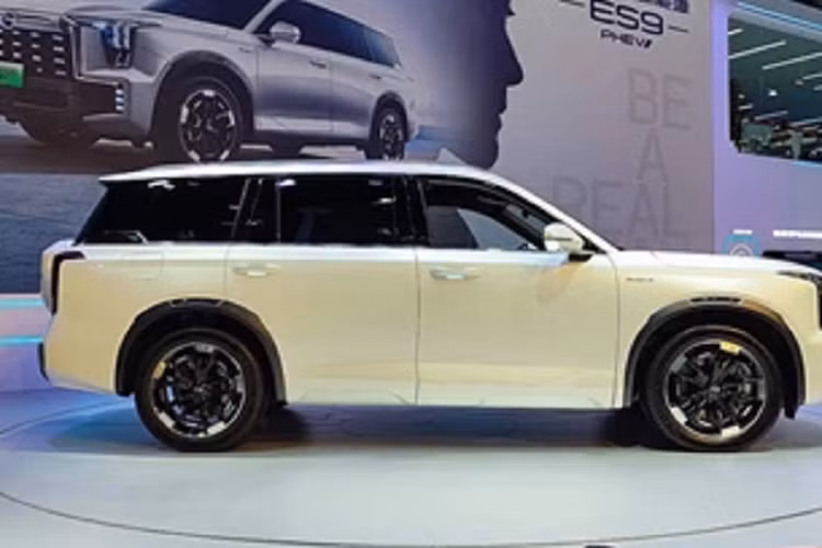 Về pin, chiếc xe mới sẽ được trang bị bộ pin 25,57 kWh, có phạm vi hoạt động toàn diện CLTC là 1.215 km và phạm vi hoạt động hoàn toàn bằng điện CLTC là 143 km.