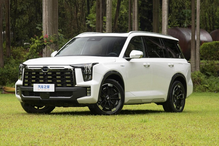 Đến bên hông xe, những đường nét cứng cáp tương tự như của Trumpchi GS8 nhưng tất nhiên, chiếc xe mới GAC Trumpchi ES9 sẽ mang khí chất mạnh mẽ hơn. Xe sẽ được trang bị tiêu chuẩn giá nóc, đèn pha tự động cao thấp, cảm biến gạt mưa, mâm 20 inch, với hình dáng cũng rất bắt mắt.