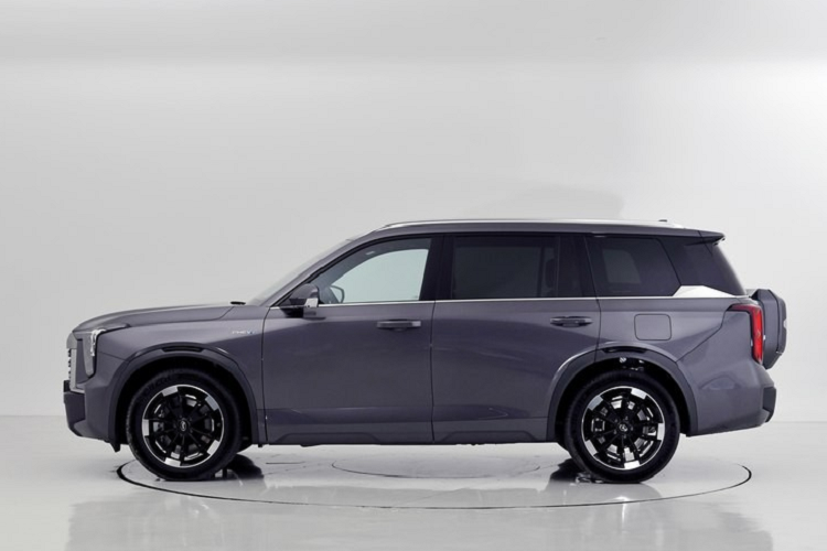 Về ngoại hình, chiếc xe GAC Trumpchi ES9 mới sẽ có thiết kế mặt trước sử dụng sự kết hợp giữa lưới tản nhiệt lớn và viền dưới màu đen, các nan tản nhiệt theo kiểu cánh vảy rồng, mang phong cách rất cá tính cho mẫu xe SUV cỡ lớn này.