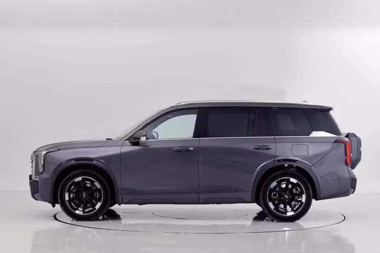 Về ngoại hình, chiếc xe GAC Trumpchi ES9 mới sẽ có thiết kế mặt trước sử dụng sự kết hợp giữa lưới tản nhiệt lớn và viền dưới màu đen, các nan tản nhiệt theo kiểu cánh vảy rồng, mang phong cách rất cá tính cho mẫu xe SUV cỡ lớn này.