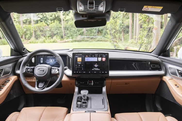 Đồng thời, GAC Trumpchi ES9 còn được trang bị bảng đồng hồ full LCD 12,3 inch và vô lăng ba chấu đa chức năng, nhờ đó, giúp cho bầu không khí tổng thể bên trong xe mang phong cách gia đình hơn, trái ngược với thiết kế bên ngoài hầm hố.