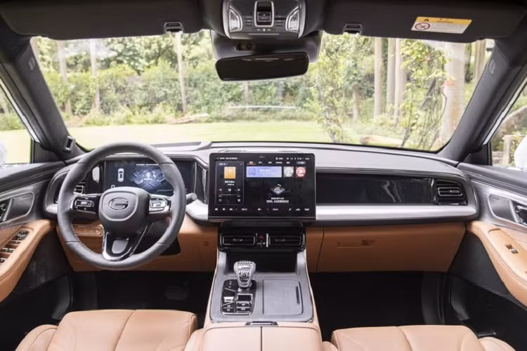 Đồng thời, GAC Trumpchi ES9 còn được trang bị bảng đồng hồ full LCD 12,3 inch và vô lăng ba chấu đa chức năng, nhờ đó, giúp cho bầu không khí tổng thể bên trong xe mang phong cách gia đình hơn, trái ngược với thiết kế bên ngoài hầm hố.