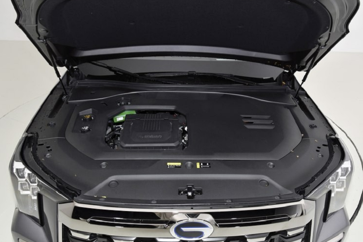 Về hiệu suất không gian, GAC Trumpchi ES9 sẽ mang đến cách bố trí 6 hoặc 7 chỗ ngồi, có thể đáp ứng nhu cầu đi lại của nhiều gia đình khác nhau. Điều đáng nói là xe mới sẽ được trang bị ghế tựa kiểu Queen cho hàng ghế thứ 2, tựa lưng cho hàng ghế thứ 2 hỗ trợ 8 mức điều chỉnh và phạm vi 131 độ. Mẫu xe 6 chỗ có không gian phía sau rộng rãi và đảm bảo sự thoải mái.