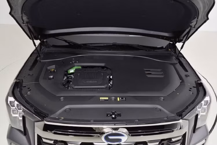 Về hiệu suất không gian, GAC Trumpchi ES9 sẽ mang đến cách bố trí 6 hoặc 7 chỗ ngồi, có thể đáp ứng nhu cầu đi lại của nhiều gia đình khác nhau. Điều đáng nói là xe mới sẽ được trang bị ghế tựa kiểu Queen cho hàng ghế thứ 2, tựa lưng cho hàng ghế thứ 2 hỗ trợ 8 mức điều chỉnh và phạm vi 131 độ. Mẫu xe 6 chỗ có không gian phía sau rộng rãi và đảm bảo sự thoải mái.