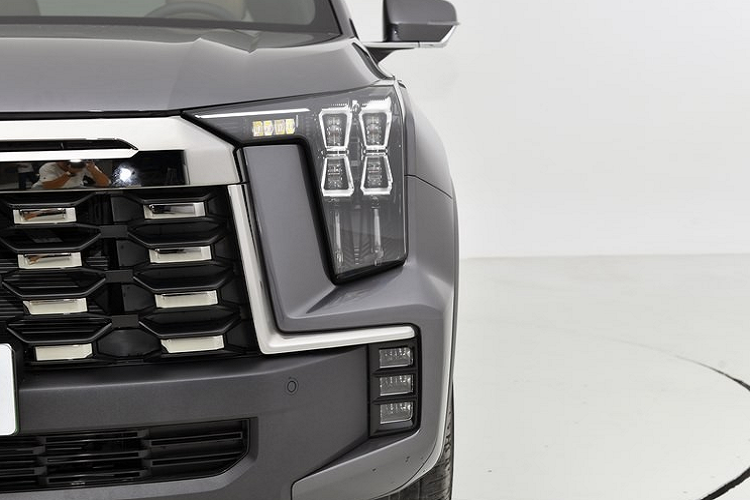 Ở phía sau xe, GAC Trumpchi ES9 sử dụng thiết kế cặp sách nhỏ, có thể dùng làm chỗ đựng đồ. Do biển số đã được chuyển xuống dưới nên cản cũng được thiết kế lại, rất giống với hình dáng và phong cách thiết kế của phần ốp phía trước, tạo nên tổng thể cân đối