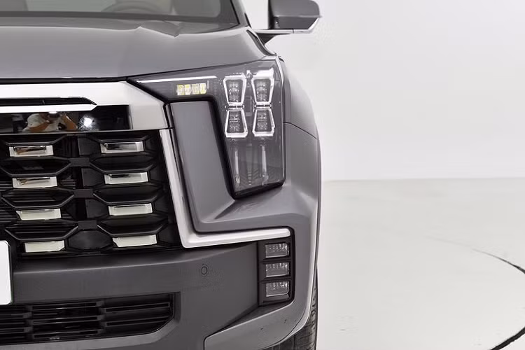 Ở phía sau xe, GAC Trumpchi ES9 sử dụng thiết kế cặp sách nhỏ, có thể dùng làm chỗ đựng đồ. Do biển số đã được chuyển xuống dưới nên cản cũng được thiết kế lại, rất giống với hình dáng và phong cách thiết kế của phần ốp phía trước, tạo nên tổng thể cân đối