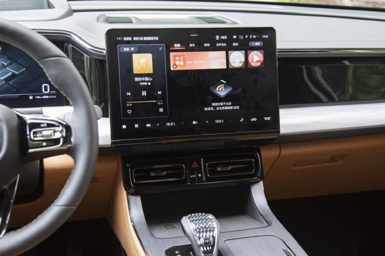 Trumpchi ES9 sẽ tích hợp chip 8155, với tỷ lệ nhận dạng giọng nói đánh thức là 98% và hỗ trợ đàm thoại liên tục. Ngoài ra, tính năng lái xe thông minh ADIGO 4.0 sẽ hỗ trợ lái xe thông minh L2+ + AR-HUD 30 inch + kích hoạt điều hướng thông minh và các chức năng khác chỉ bằng một cú nhấp chuột.