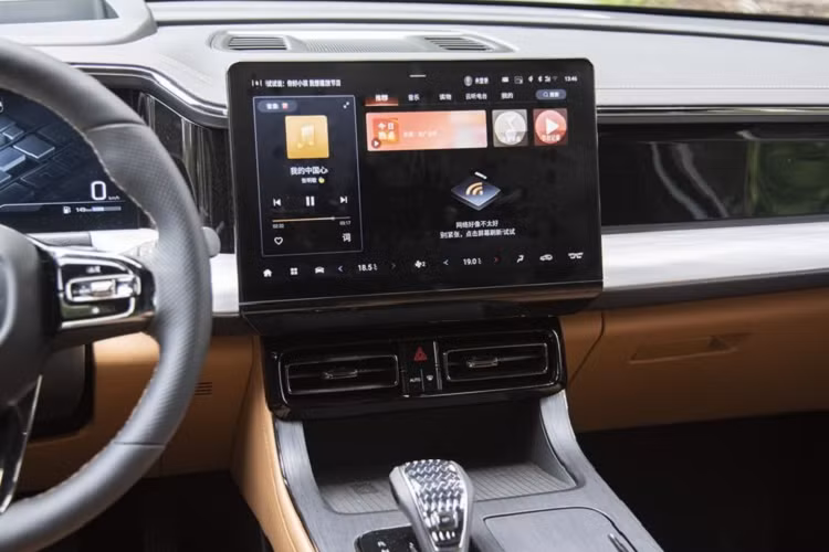 Trumpchi ES9 sẽ tích hợp chip 8155, với tỷ lệ nhận dạng giọng nói đánh thức là 98% và hỗ trợ đàm thoại liên tục. Ngoài ra, tính năng lái xe thông minh ADIGO 4.0 sẽ hỗ trợ lái xe thông minh L2+ + AR-HUD 30 inch + kích hoạt điều hướng thông minh và các chức năng khác chỉ bằng một cú nhấp chuột.