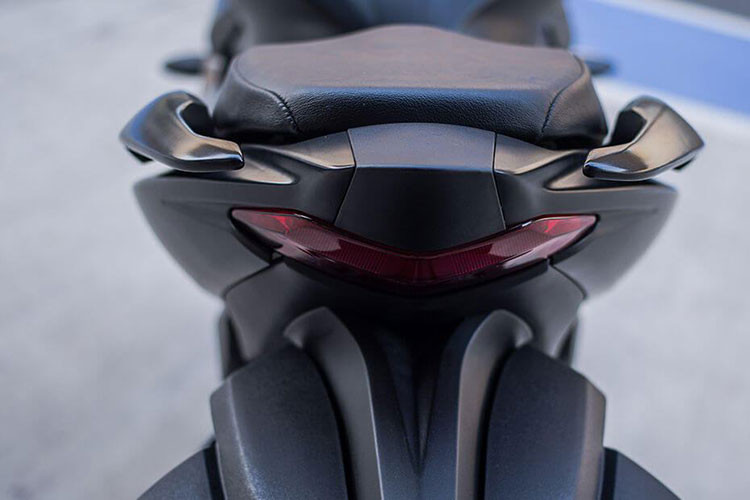 Xe cũng được trang bị hệ thống đèn pha và đèn hậu LED. Trên Gixxer SF 250, đèn pha có dạng cánh được thiết kế lớn hơn nhằm mở rộng góc sáng, giúp người lái dễ dàng di chuyển hơn.