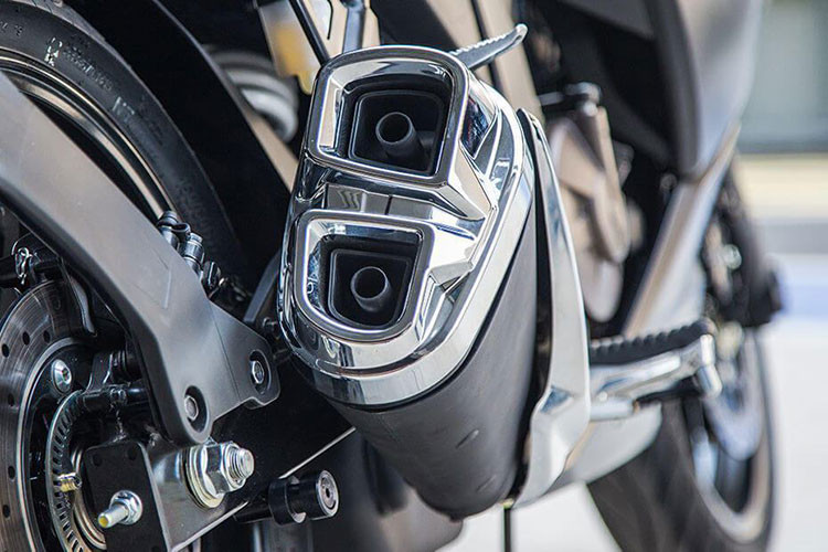 Động cơ này kết hợp cùng công nghệ SOHC, hệ thống làm mát bằng dầu, đi kèm hộp số 6 cấp phù hợp được Suzuki phát triển độc quyền, đã áp dụng cho các xe đua tại giải đua danh giá nhất thế giới MotoGP.